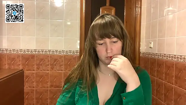 Snapshot of MaroonMoon_ chatting on December 2, 2025, 8:37 pm MaroonMoon online show from December 2, 2025, 8:37 pm