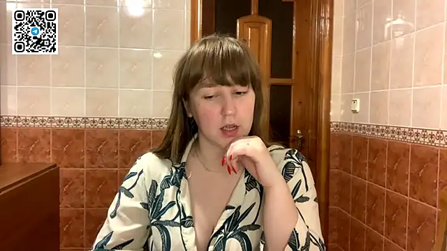 Snapshot of MaroonMoon_ chatting on December 3, 2025, 8:40 pm MaroonMoon online show from December 3, 2025, 8:40 pm