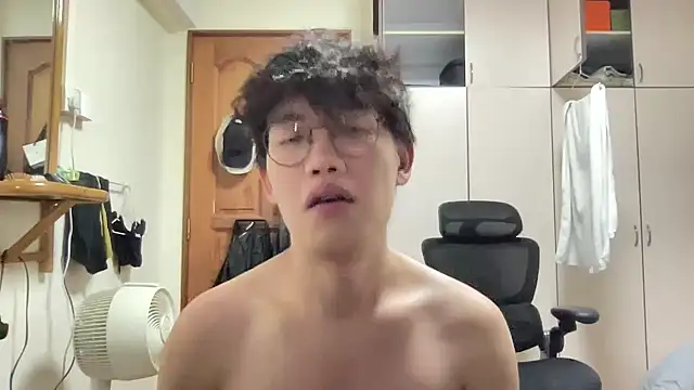 Passionatetwink2 online show from November 5, 2025, 9:42 am