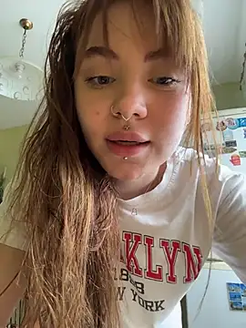 Snapshot of LunaMillie chatting on July 10, 2026, 9:34 am LunaMillie online show from July 10, 2026, 9:34 am