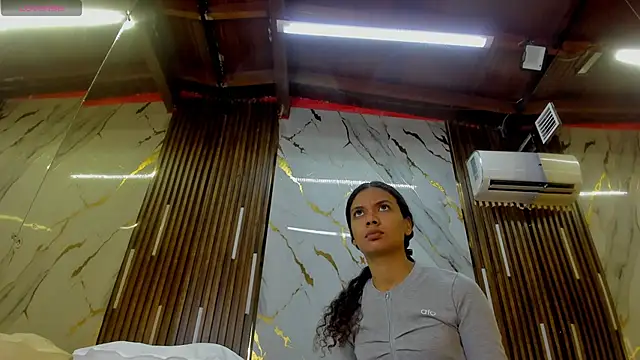 VictoriaDuart online show from November 30, 2025, 5:50 pm