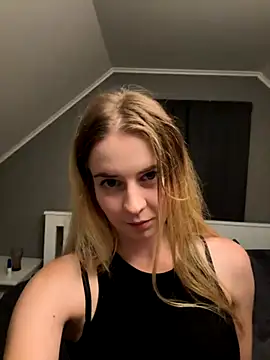 ellieen online show from October 11, 2025, 9:24 pm