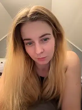 ellieen online show from October 14, 2025, 9:48 pm