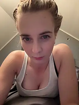 ellieen online show from October 15, 2025, 9:15 pm