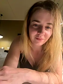 ellieen online show from October 22, 2025, 8:08 pm