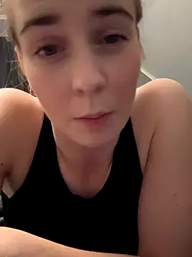 ellieen online show from October 26, 2025, 9:42 pm