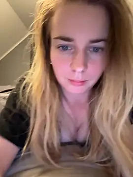 ellieen online show from October 30, 2025, 10:32 pm