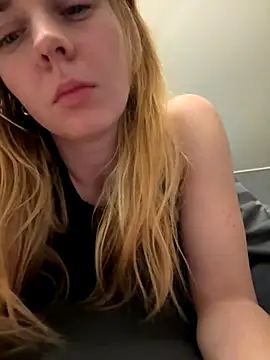 ellieen online show from November 3, 2025, 10:21 pm