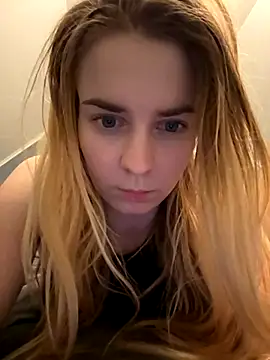 ellieen online show from November 6, 2025, 9:59 pm