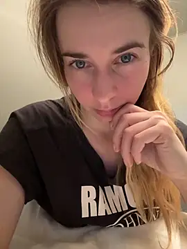 ellieen online show from November 18, 2025, 10:47 pm