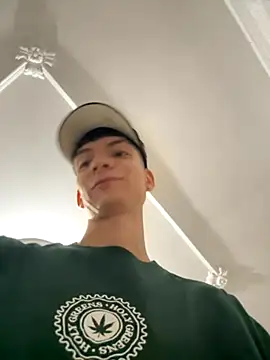 Snapshot of Luck__090 chatting on October 3, 2025, 1:24 am Luck  090 online show from October 3, 2025, 1:24 am