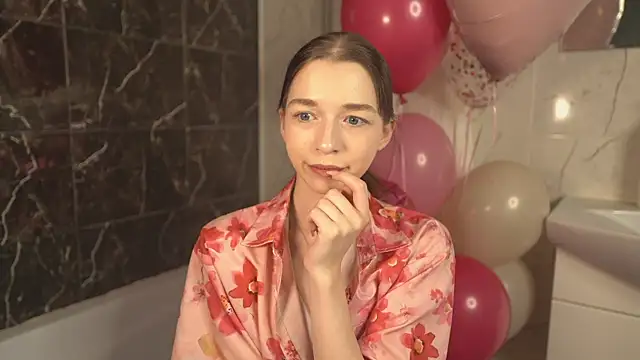 Snapshot of RoxieBolich chatting on October 17, 2025, 2:41 pm RoxieBolich online show from October 17, 2025, 2:41 pm