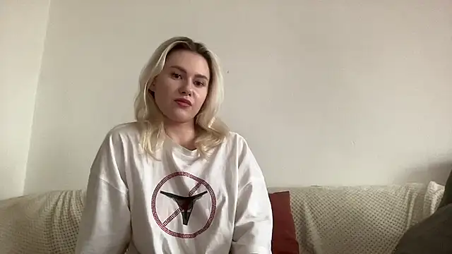 Snapshot of ElaraLuxxxe chatting on October 21, 2025, 9:54 am ElaraLuxxxe online show from October 21, 2025, 9:54 am