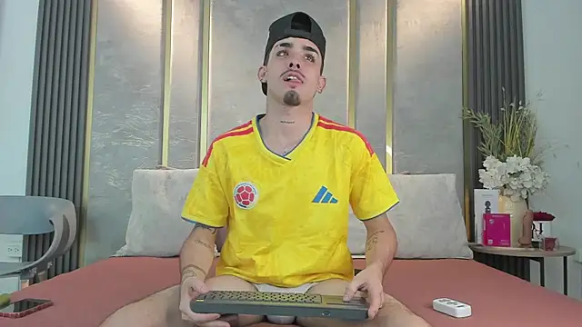 Snapshot of NikoStone_ chatting on June 28, 2026, 4:40 am NikoStone online show from June 28, 2026, 4:40 am