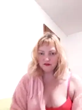 LiluLiluLilu online show from November 4, 2025, 7:02 pm