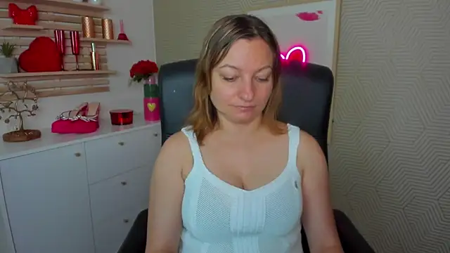 angelaSamt online show from June 12, 2026, 5:28 am