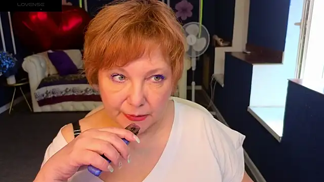 Snapshot of Kira_Kenett chatting on June 2, 2026, 5:42 am Kira Kenett online show from June 2, 2026, 5:42 am