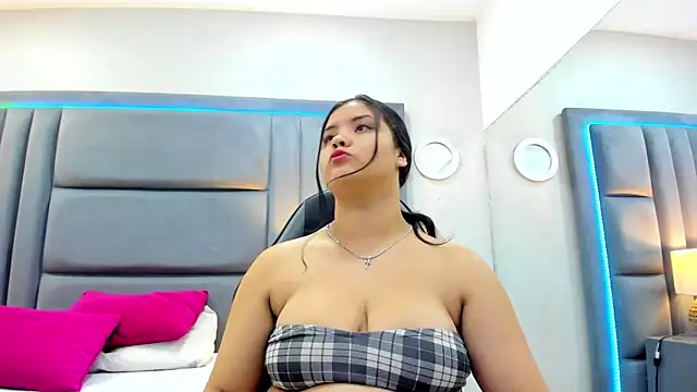 NahiaMonet online show from November 19, 2025, 11:43 am