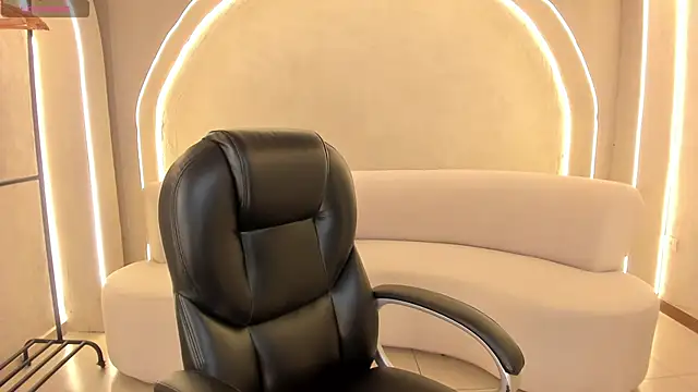 NinaBlum online show from November 7, 2025, 7:36 pm