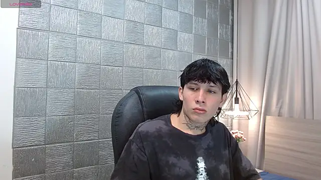 Iantwink18 online show from November 4, 2025, 1:43 pm