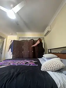 aussiepeaches online show from November 13, 2025, 4:22 am