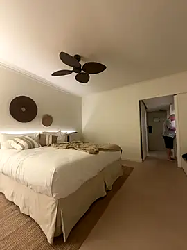 aussiepeaches online show from December 23, 2025, 10:02 am