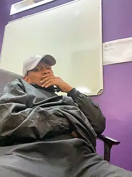 fitsexyman online show from October 20, 2025, 2:39 pm