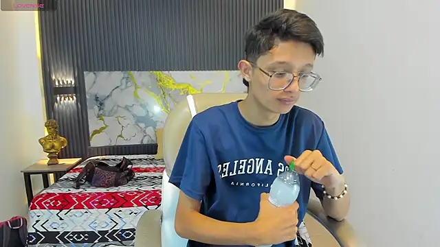 SantiagoRusso18 online show from December 18, 2025, 12:44 pm