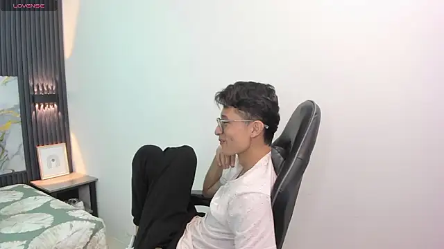 SantiagoRusso18 online show from February 16, 2026, 8:27 pm