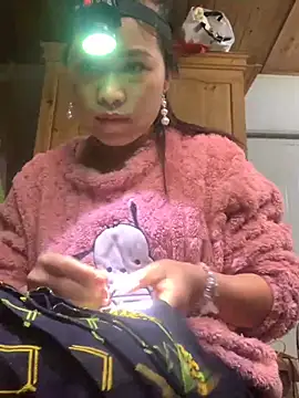 tuyetnhi-00 online show from November 13, 2025, 12:42 am