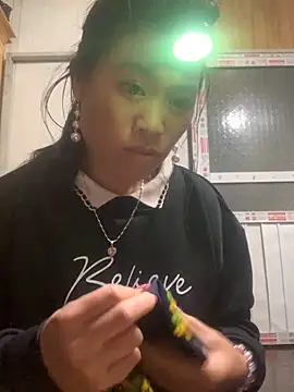 tuyetnhi-00 online show from November 13, 2025, 12:48 pm