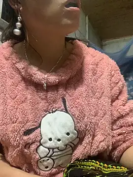 tuyetnhi-00 online show from November 14, 2025, 11:42 am