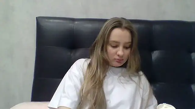 Karyllia online show from October 6, 2025, 4:26 pm