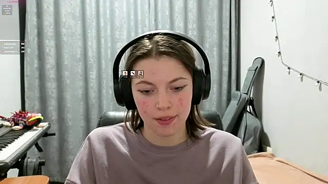 CutieAnny online show from April 21, 2026, 1:42 am