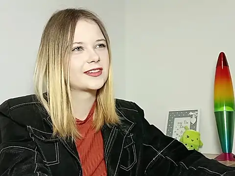 Snapshot of LydiaYoung chatting on October 9, 2025, 6:17 pm LydiaYoung online show from October 9, 2025, 6:17 pm