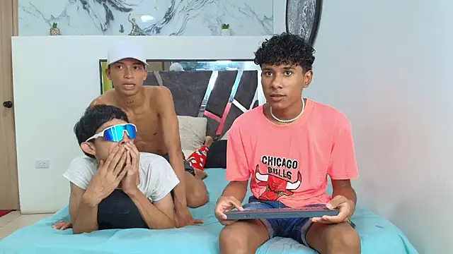 LONDON BOYS1 online show from November 12, 2025, 1:28 am