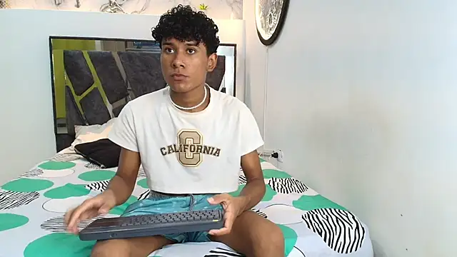 LONDON BOYS1 online show from November 22, 2025, 1:37 am