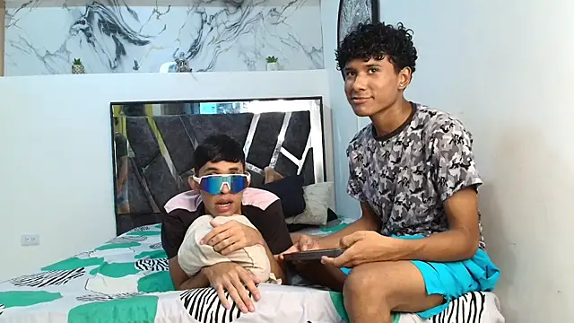 LONDON BOYS1 online show from November 28, 2025, 1:19 am