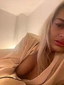 Seductive-SkyeXXX online show from September 18, 2025, 10:34 pm