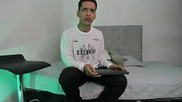 Snapshot of twinkDuohot chatting on November 3, 2025, 2:35 am twinkDuohot online show from November 3, 2025, 2:35 am