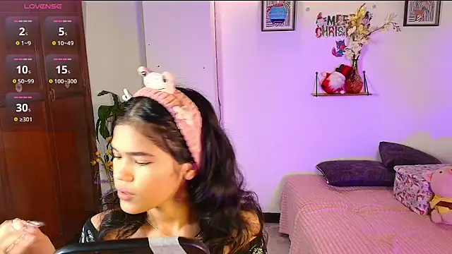 Snapshot of emycarver09 chatting on November 24, 2025, 11:43 am emycarver09 online show from November 24, 2025, 11:43 am