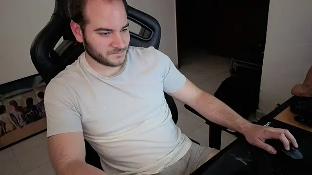 Snapshot of Paul00474 chatting on September 24, 2025, 4:05 am Paul00474 online show from September 24, 2025, 4:05 am