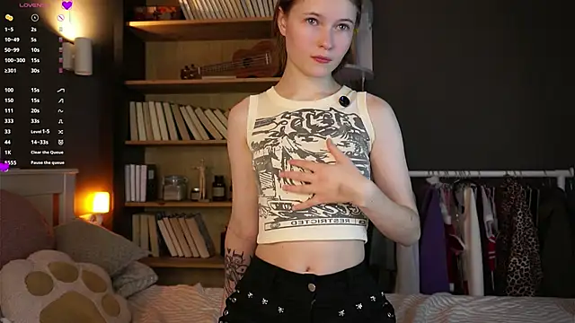 Snapshot of LynHillaire chatting on January 19, 2026, 11:36 am LynHillaire online show from January 19, 2026, 11:36 am