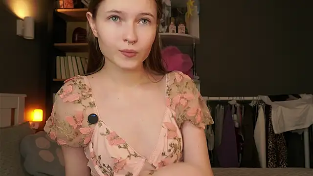 Snapshot of LynHillaire chatting on February 1, 2026, 11:20 am LynHillaire online show from February 1, 2026, 11:20 am