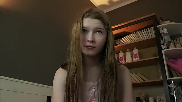 Snapshot of LynHillaire chatting on February 6, 2026, 11:02 am LynHillaire online show from February 6, 2026, 11:02 am