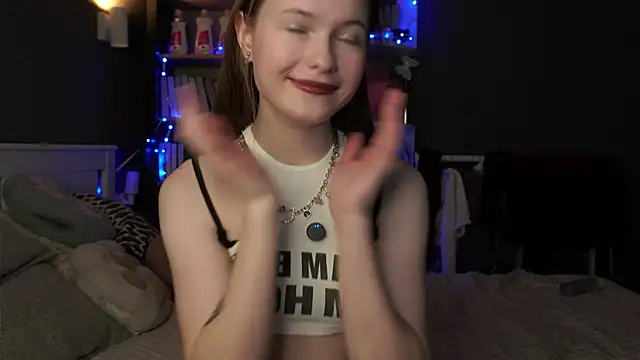 Snapshot of LynHillaire chatting on February 12, 2026, 11:16 am LynHillaire online show from February 12, 2026, 11:16 am