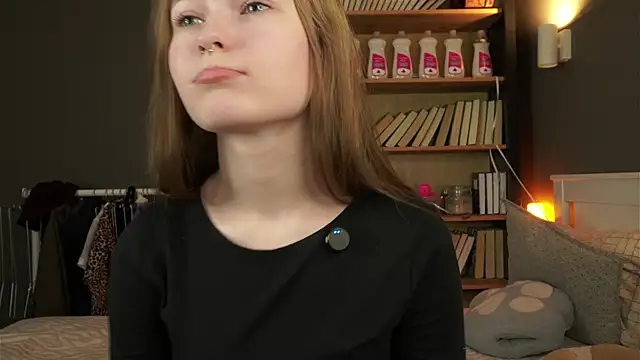 Snapshot of LynHillaire chatting on February 14, 2026, 11:18 am LynHillaire online show from February 14, 2026, 11:18 am