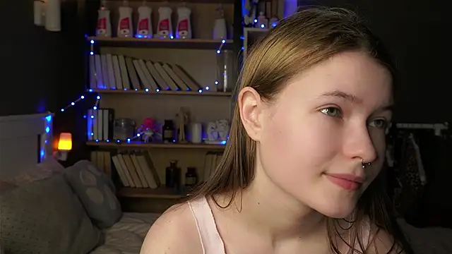 Snapshot of LynHillaire chatting on February 16, 2026, 11:28 am LynHillaire online show from February 16, 2026, 11:28 am