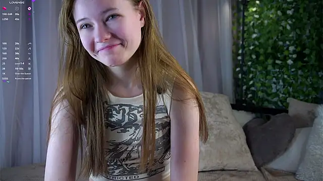 Snapshot of LynHillaire chatting on February 26, 2026, 12:26 pm LynHillaire online show from February 26, 2026, 12:26 pm