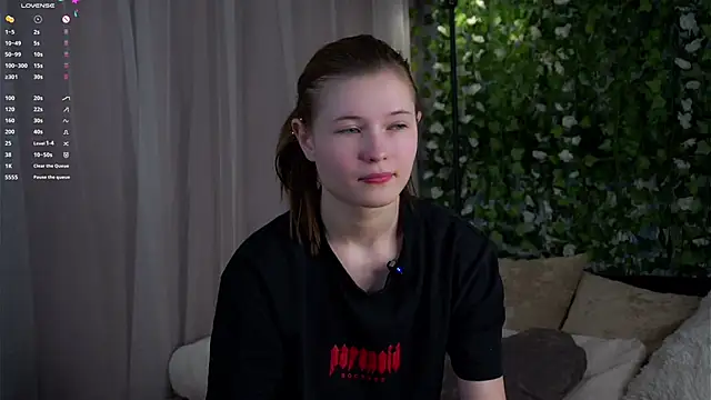 Snapshot of LynHillaire chatting on February 27, 2026, 12:49 pm LynHillaire online show from February 27, 2026, 12:49 pm